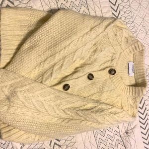 Cute cream sweater! Super lightweight and perfect to wear with jeans or shorts